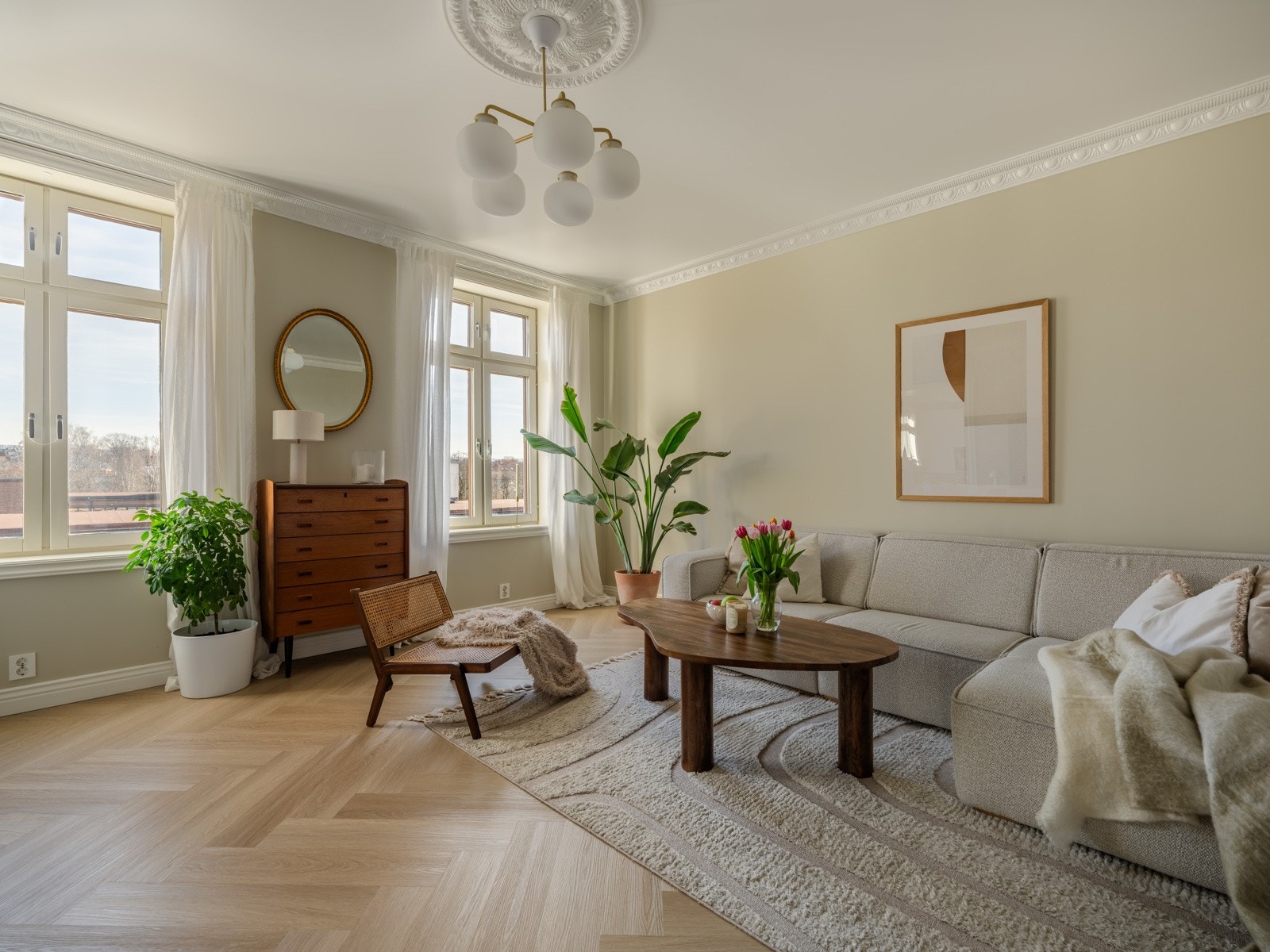 Nå er vi inne i selve stuen, enerommet som i dag er sofastuen. Like flott utsikt og lys her også! Galleribilde