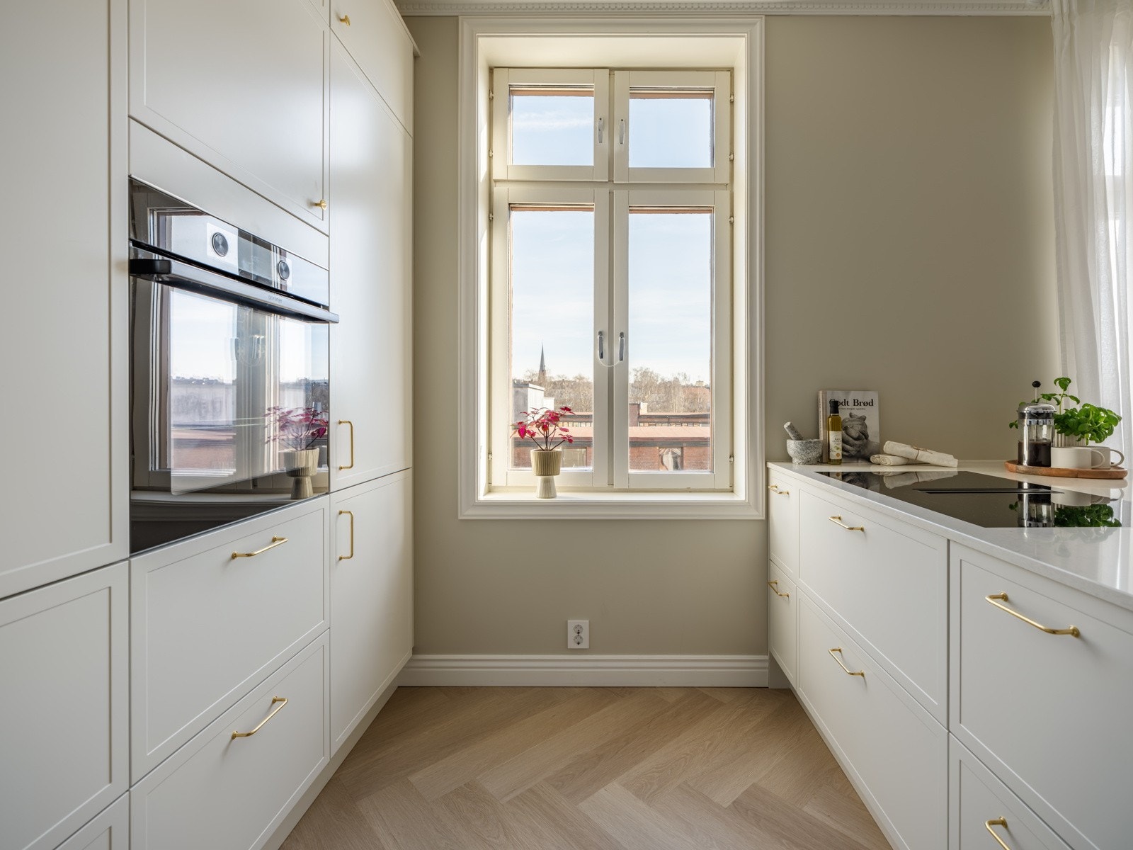 Det er store vinduer mot utsikten, og det er mange av de også. Galleribilde