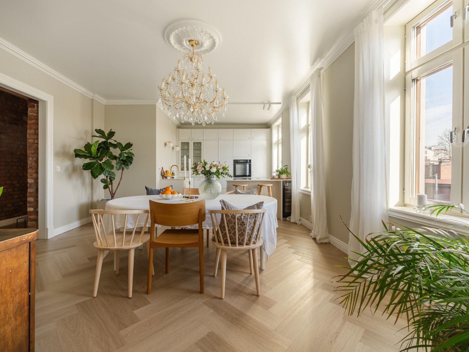 I den store spisestuen har man åpent rom til kjøkkenet, og her kan du uten problemer dekke til mange mange fine folk. Galleribilde