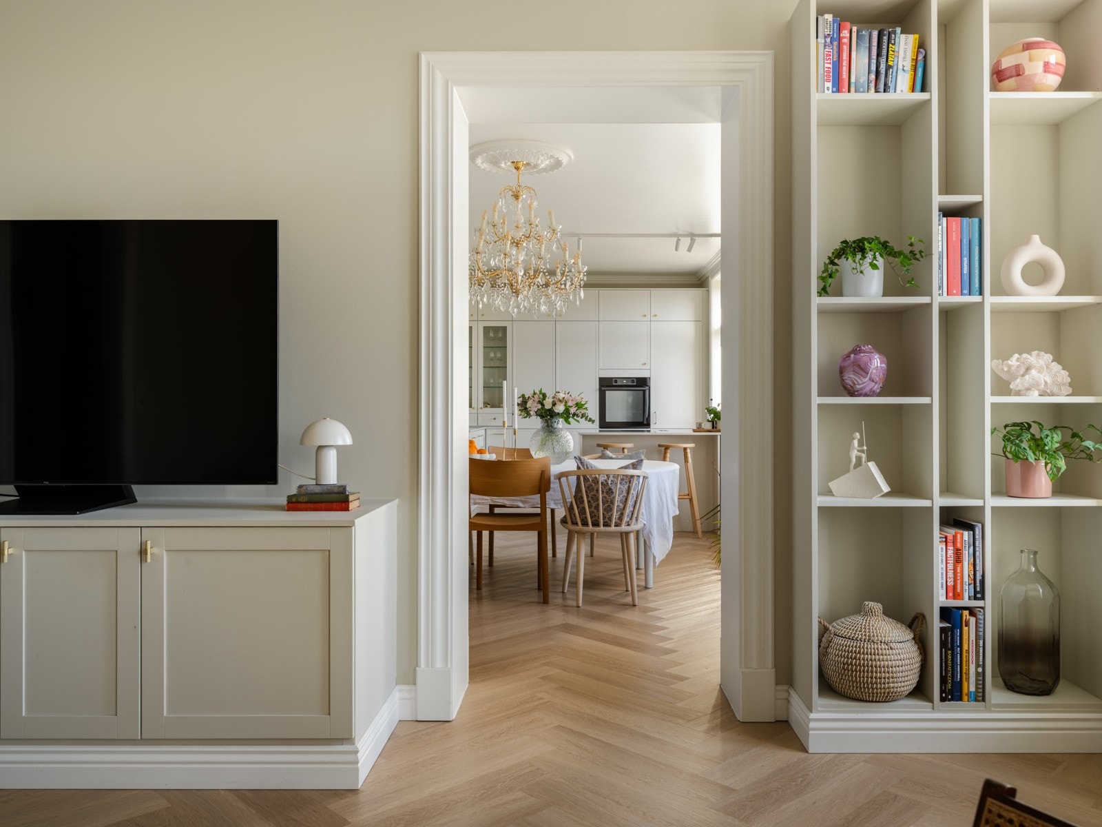 Det er så mange fine ting i denne leiligheten, bare se på disse fine plassbyggede hyllene til høyre i bildet. Galleribilde