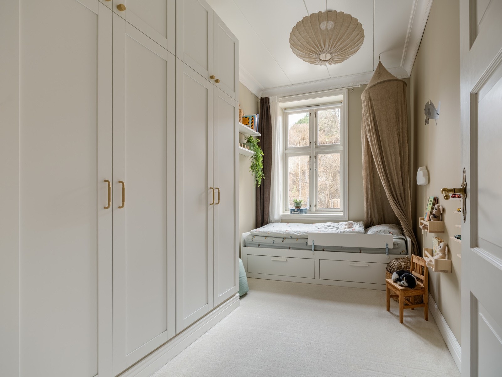 Nå er vi inne på soverom 2, og det er her det er trøkka til med garderobe. Her er det bare massevis av plass! Galleribilde