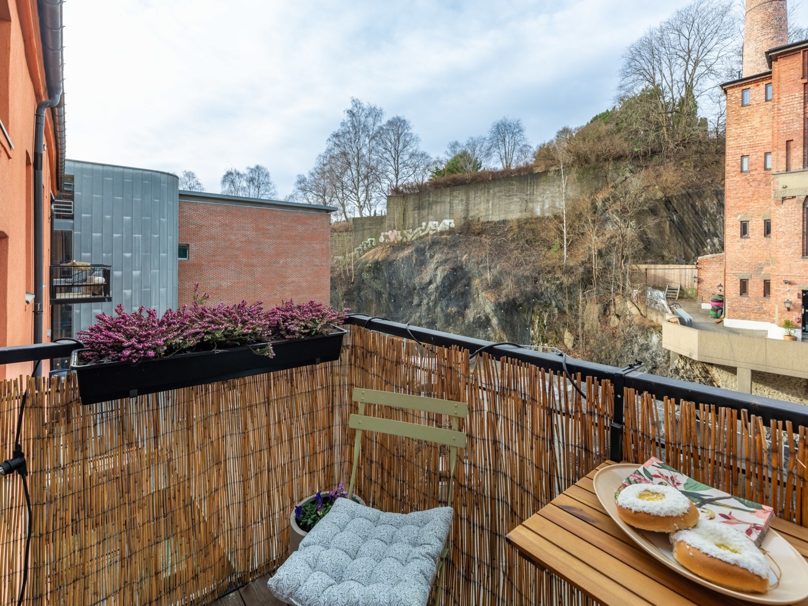 Bildene er tatt i januar, men denne ligger mot vest og har nydelig sol fra lunsj og langt utover kvelden om sommeren. Galleribilde