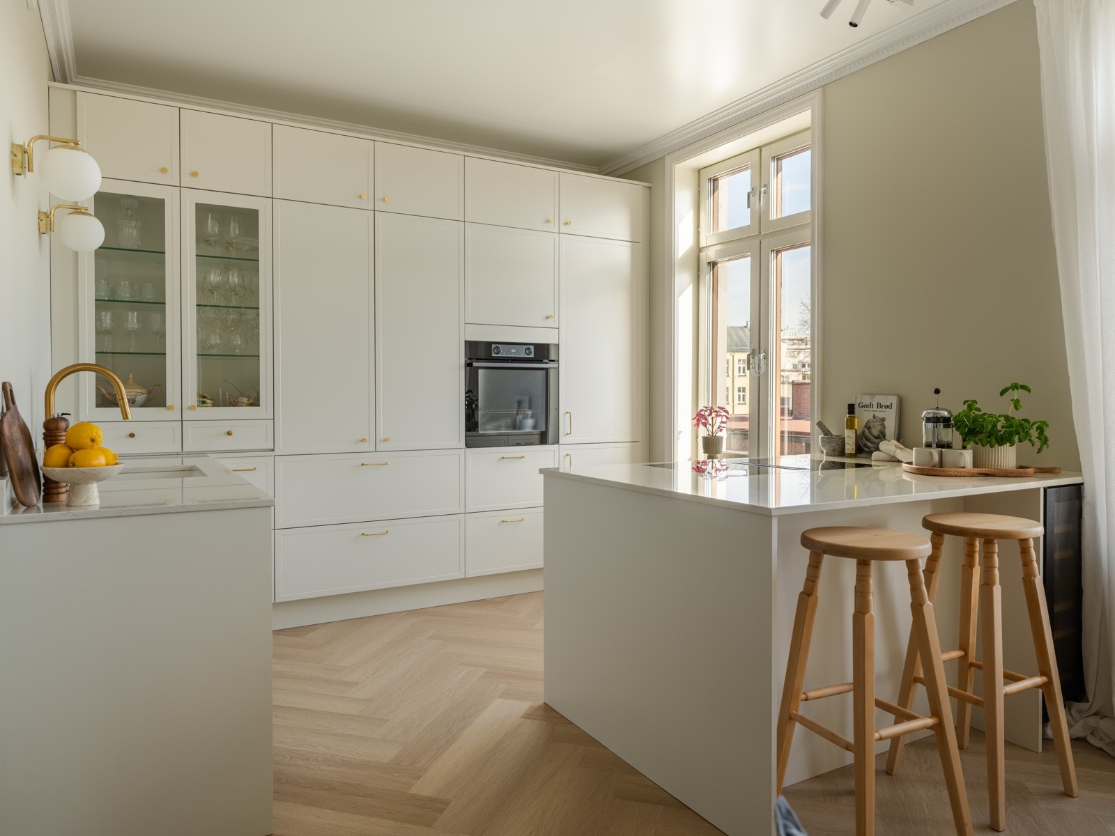 Kjøkkenet er som skapt for koselige kvelder med en på krakken og en ved benken. Eller to på begge steder da. Galleribilde