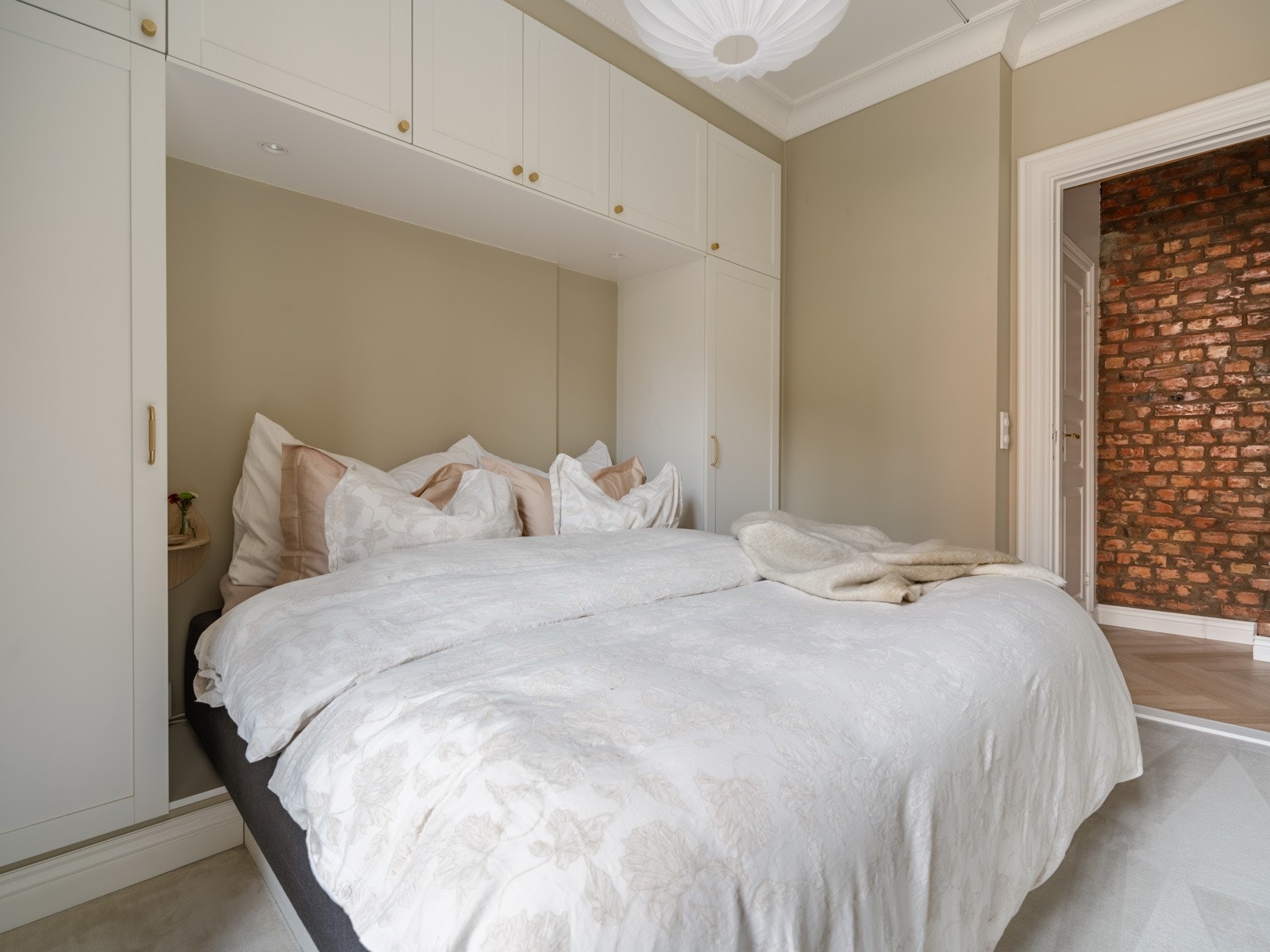 Skapplass rundt sengen. Galleribilde