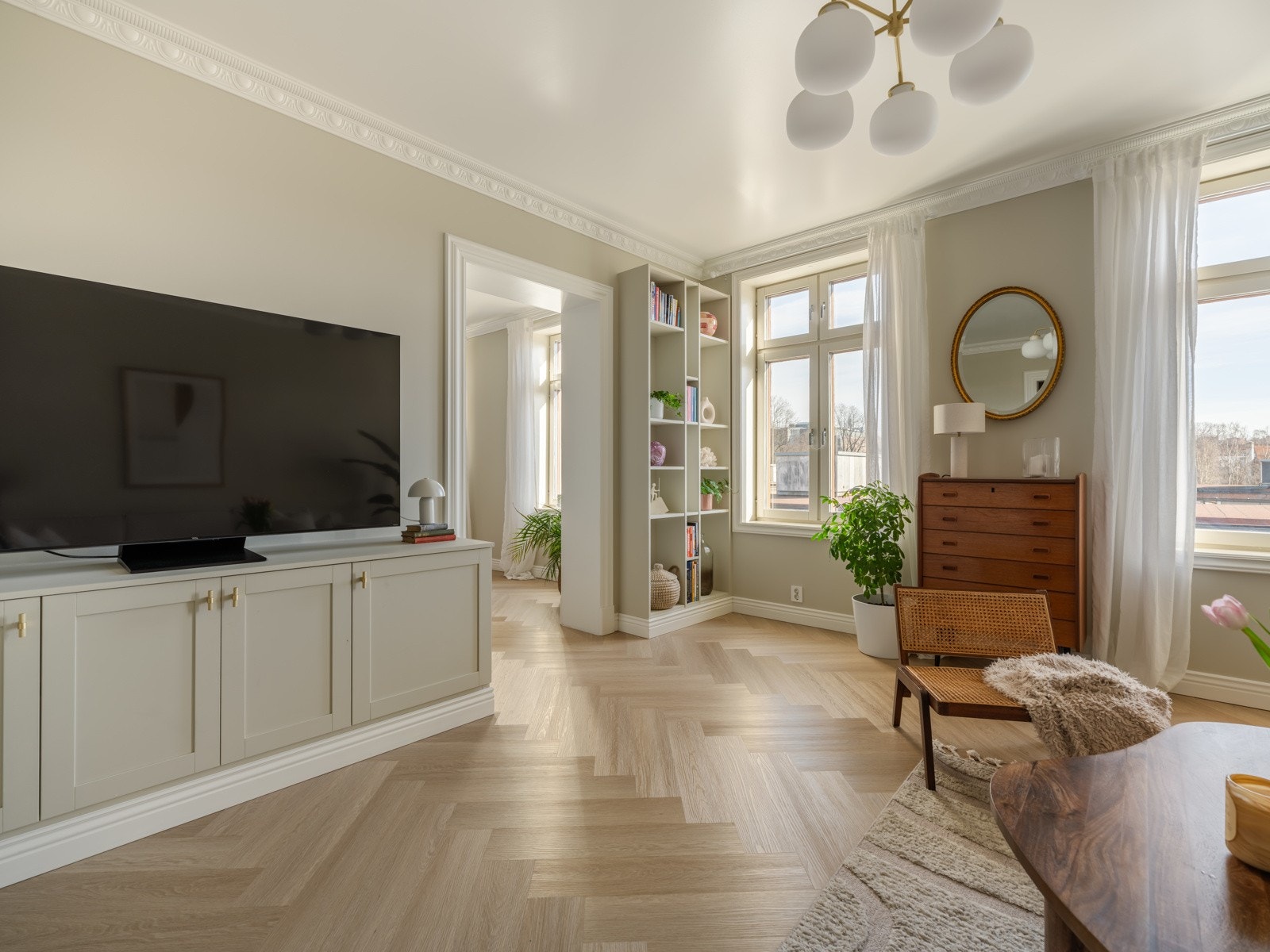 TV-beistet har fin og naturlig plass på en plassbygget innredning. Har jeg forresten nevnt noe om lyset i denne leiligheten? Galleribilde