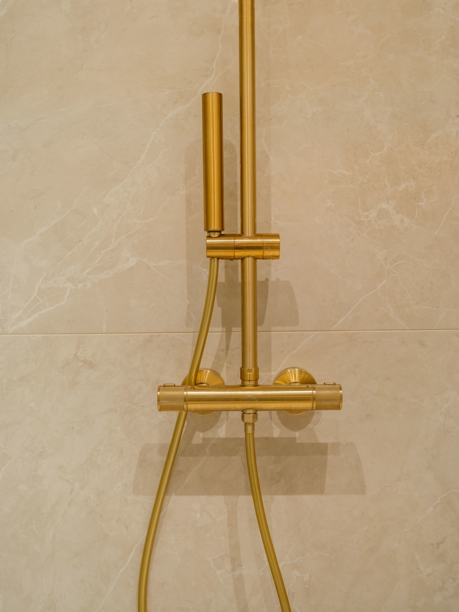 Armatur i samme stil som kjøkkenet, og dette er så klart ikke av billigste typen. Galleribilde