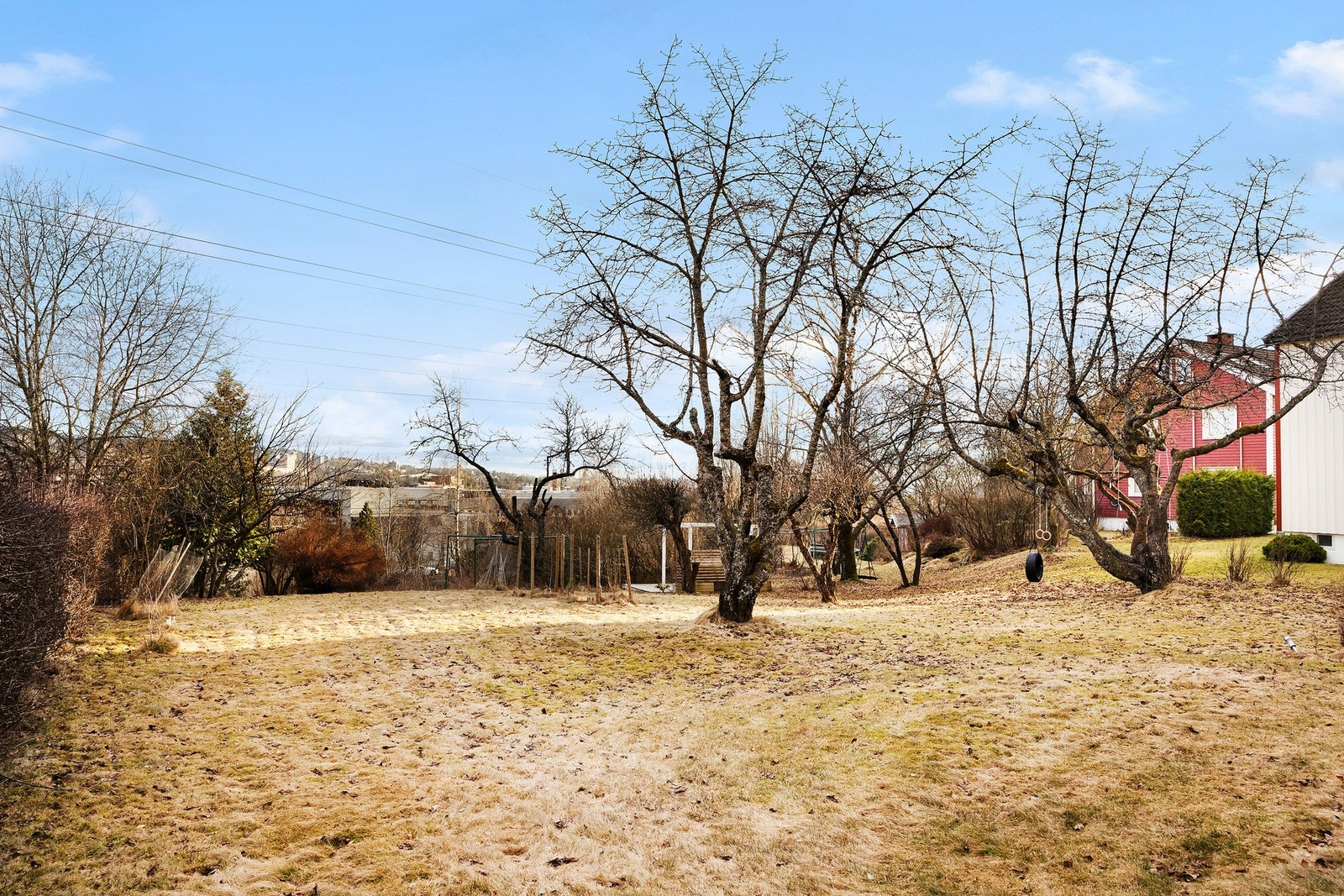 Det er tilgang til en flott hage fra boligens terrasse Galleribilde