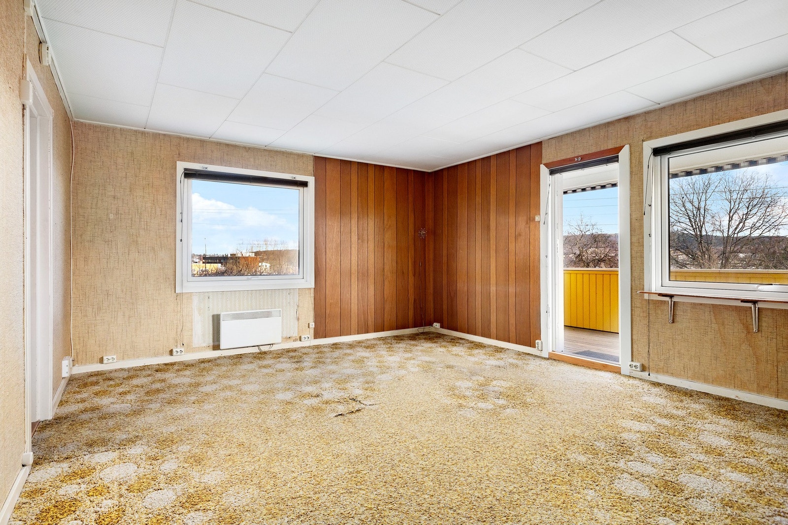 En romslig og luftig stue med store vindusflater som slipper inn rikelig med naturlig lys. Galleribilde