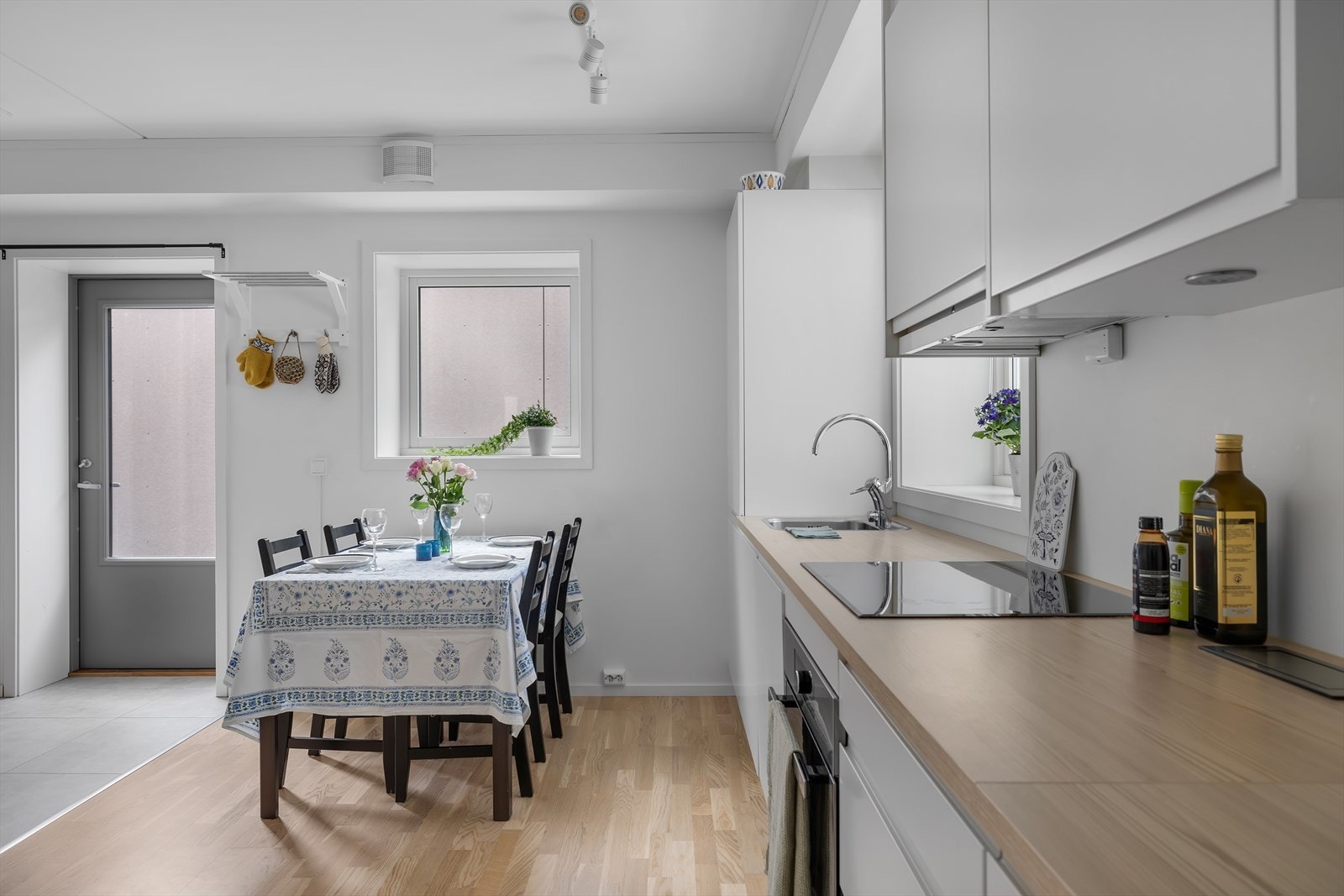 1. plan inneholder et moderne og praktisk kjøkken, baderom og god plass til en spisegruppe. Galleribilde