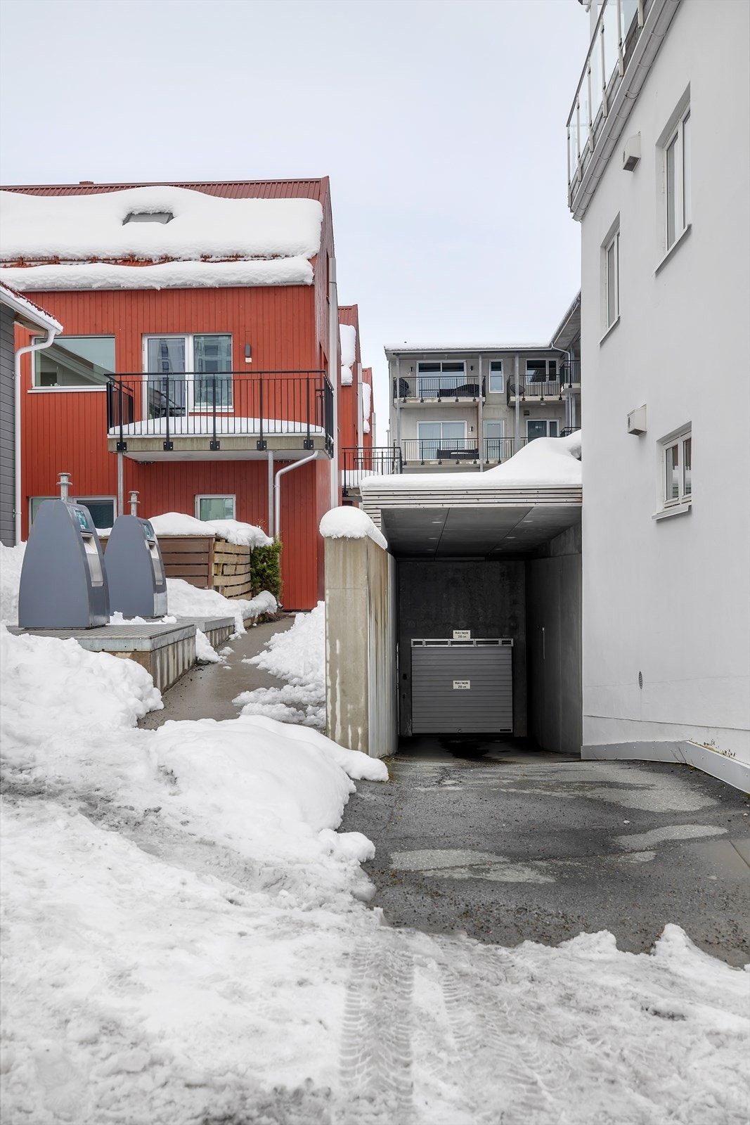 Nedkjøring til garasjeanlegg. Galleribilde