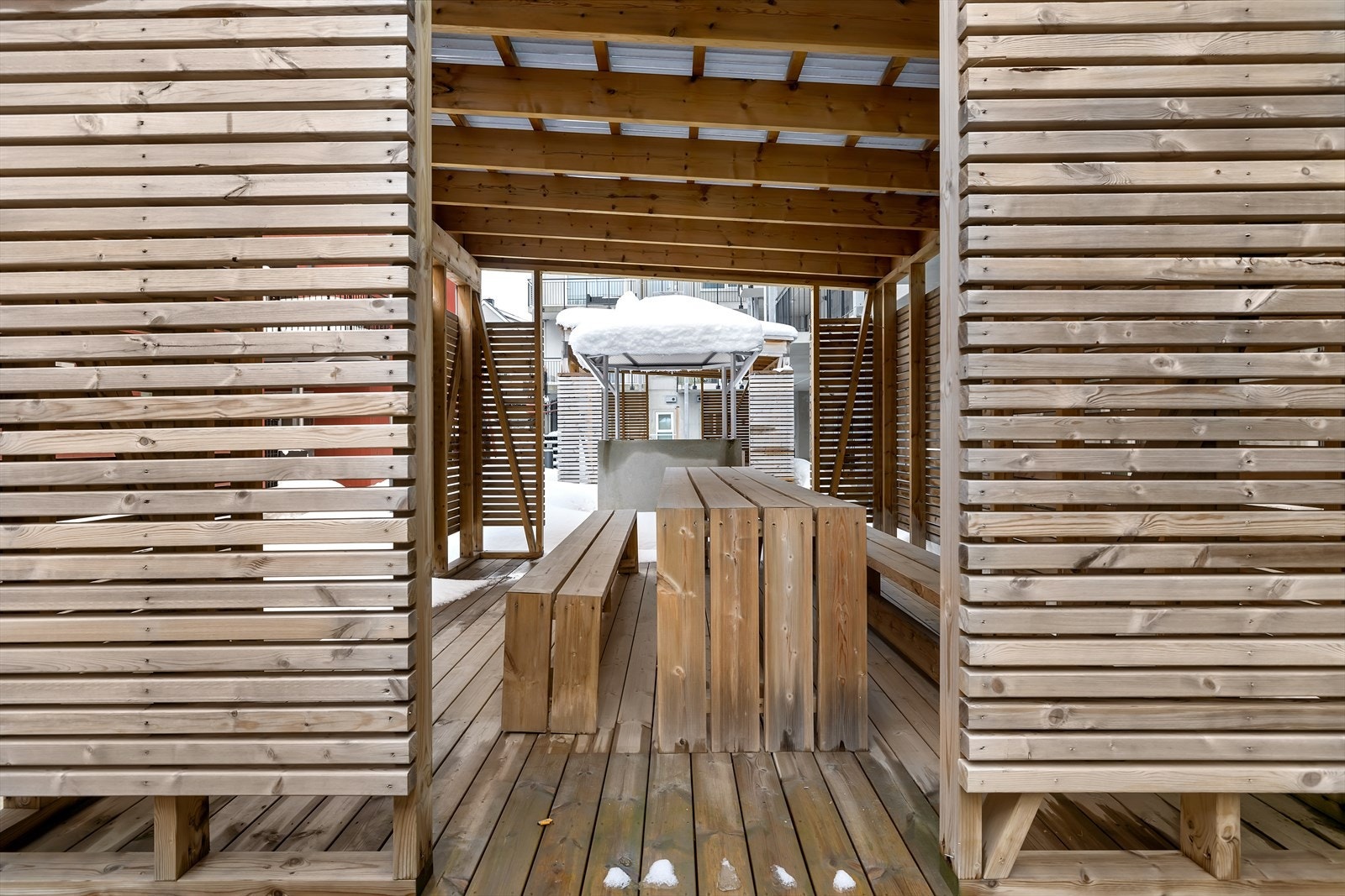 Innholdsrike fellesarealer med benker, takoverbygg og en del beplantning til glede sommertid. Galleribilde