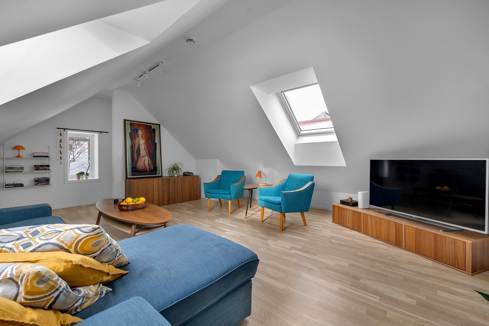 Nydelig stue i plan 2, moderne med flott arkitektur, skråtak og takvinduer. Galleribilde