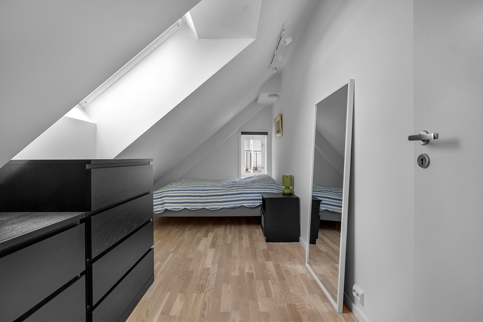 Hvert av soverommene har 2 vinduer som gir mye lys! Galleribilde