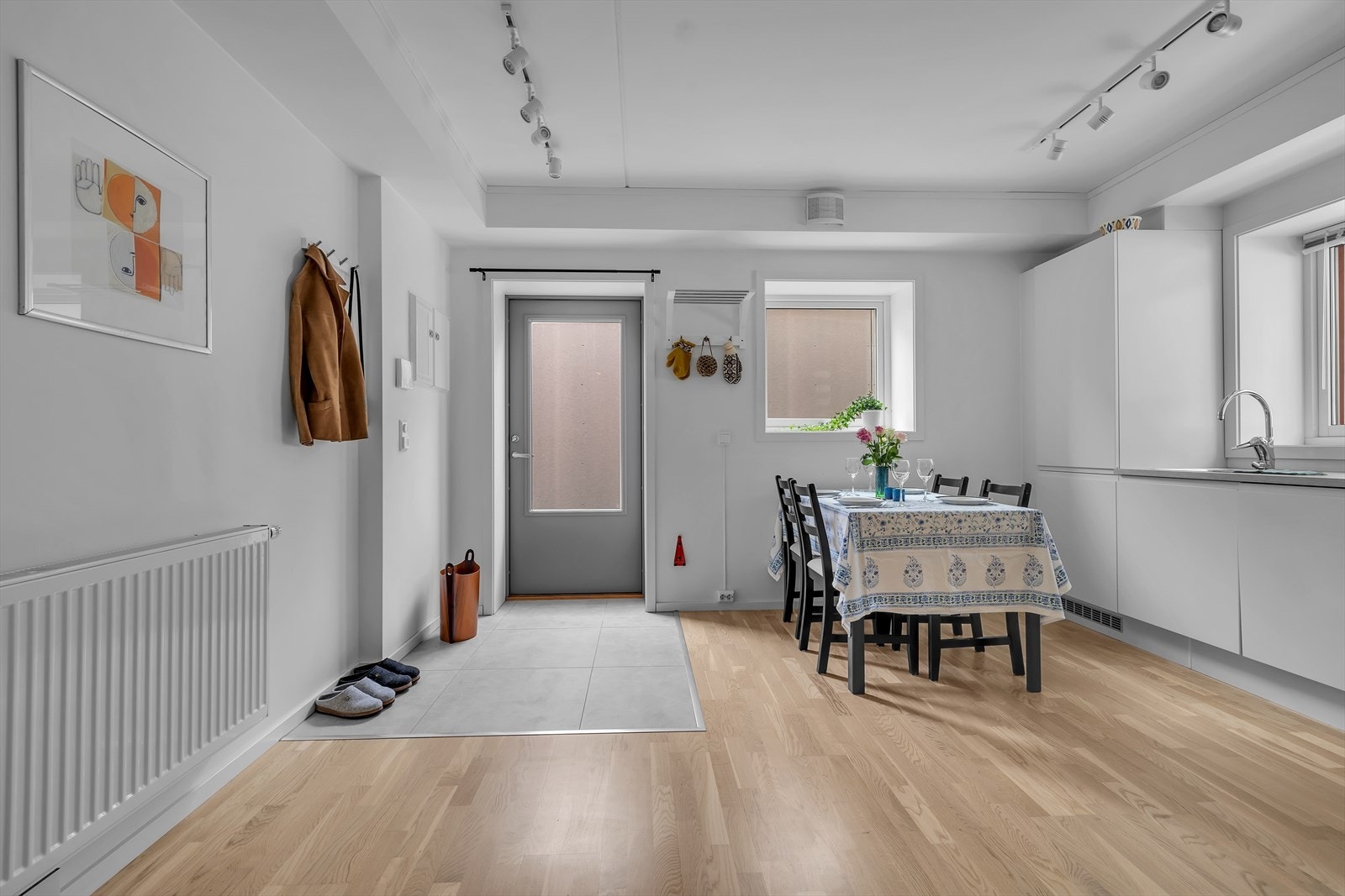 Entre med glass i ytterdør, samt flere vindusflater gir mye lys også inn i plan 1. Galleribilde