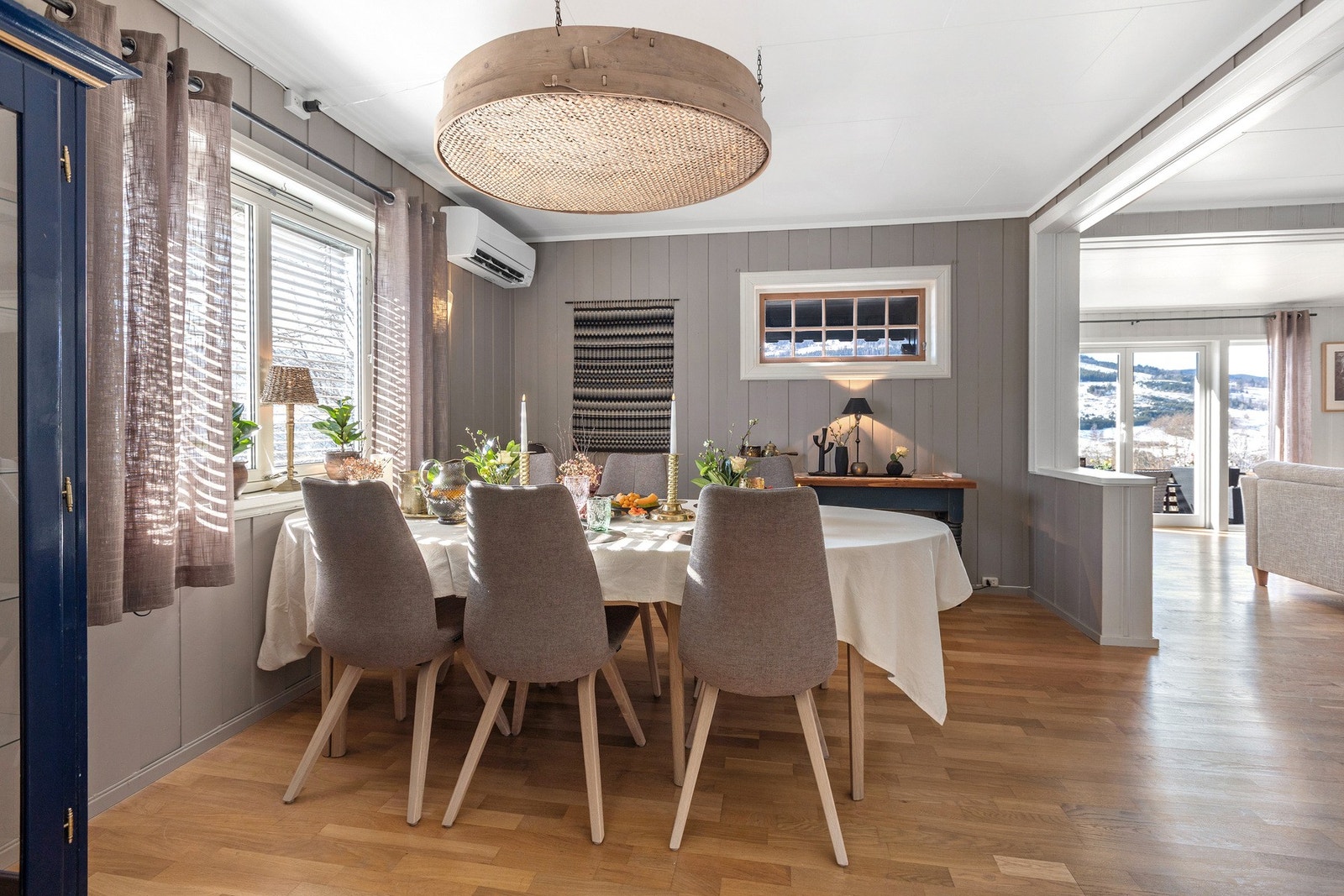 Varmepumpe og vedfyring i spisestue/stue Galleribilde