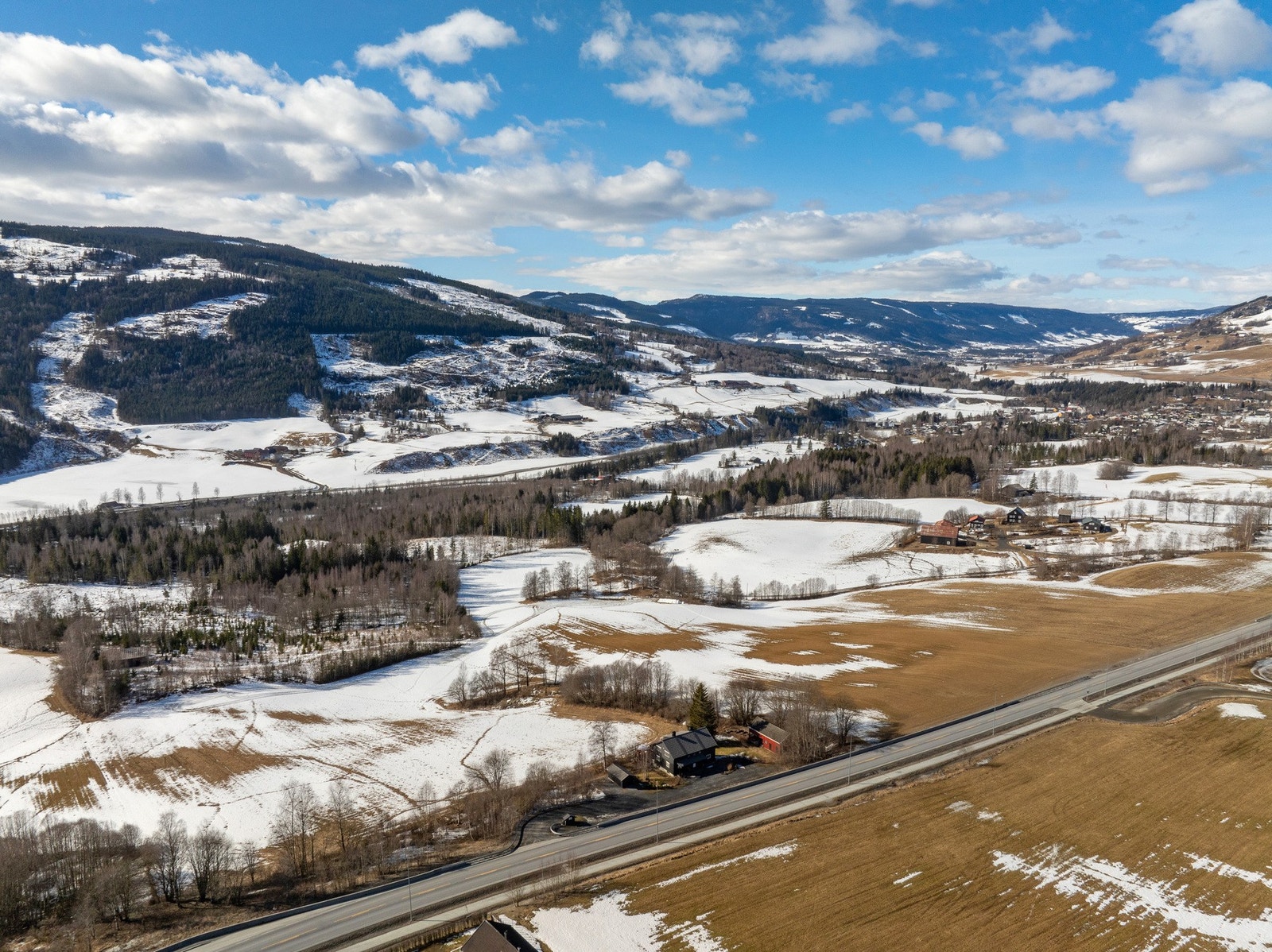 Stor tomt med en tilhørende liten skog med tursti Galleribilde