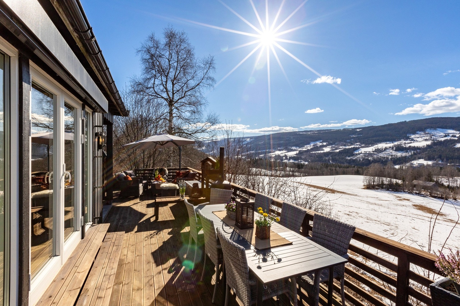 Usjenert og solrik uteplass Galleribilde