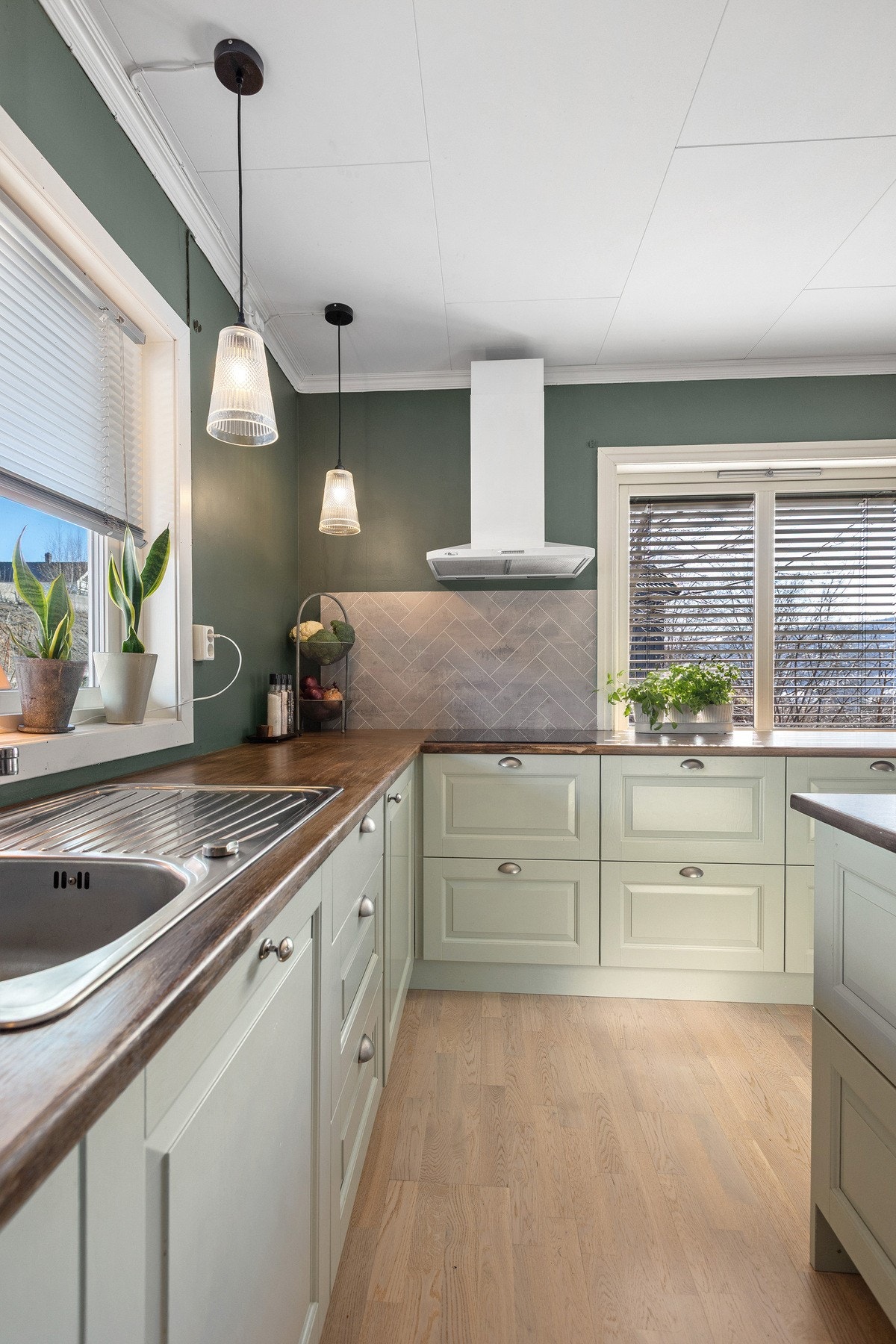 Heltre benkeplate og integrert platetopp, komfyr, micro og oppvaskmaskin Galleribilde