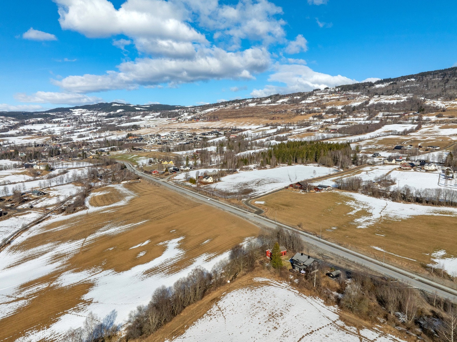 Eiendommen ligger rett sør for Follebu sentrum Galleribilde