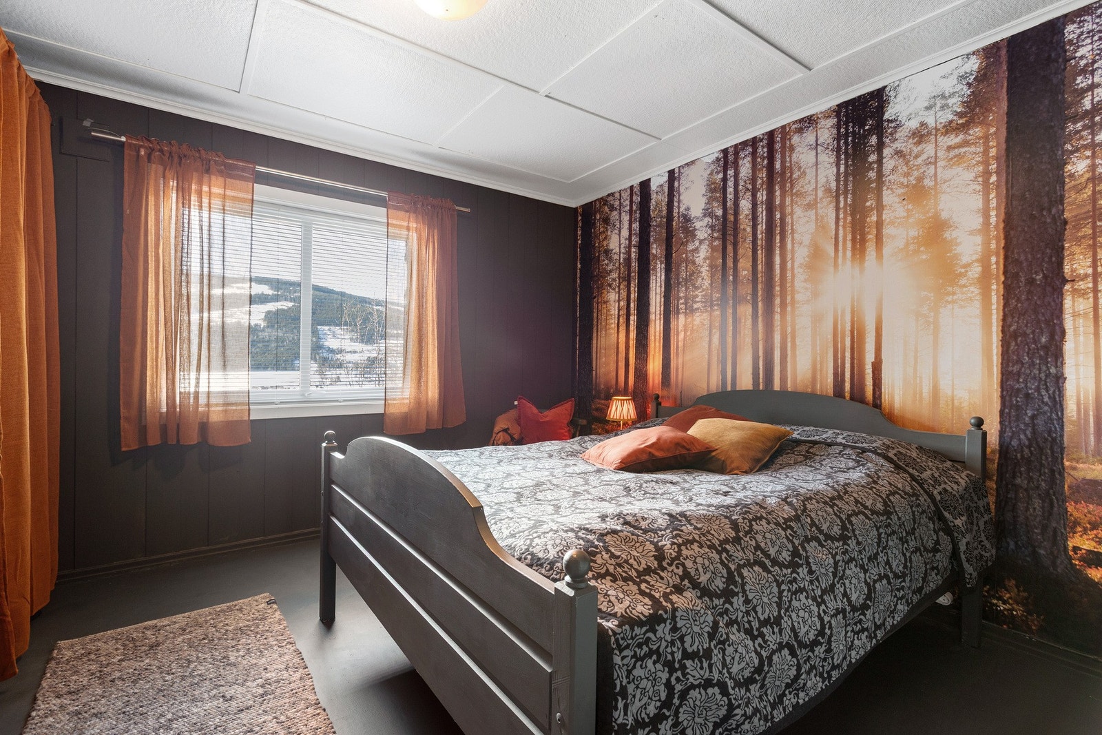 Romslig soverom i 1. etasje Galleribilde