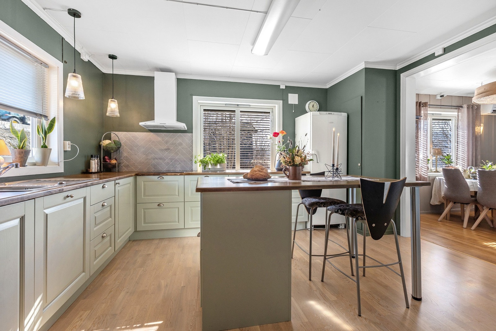 Kjøkkenøy med Norcool kjøleskuffer, og plass til barstoler Galleribilde