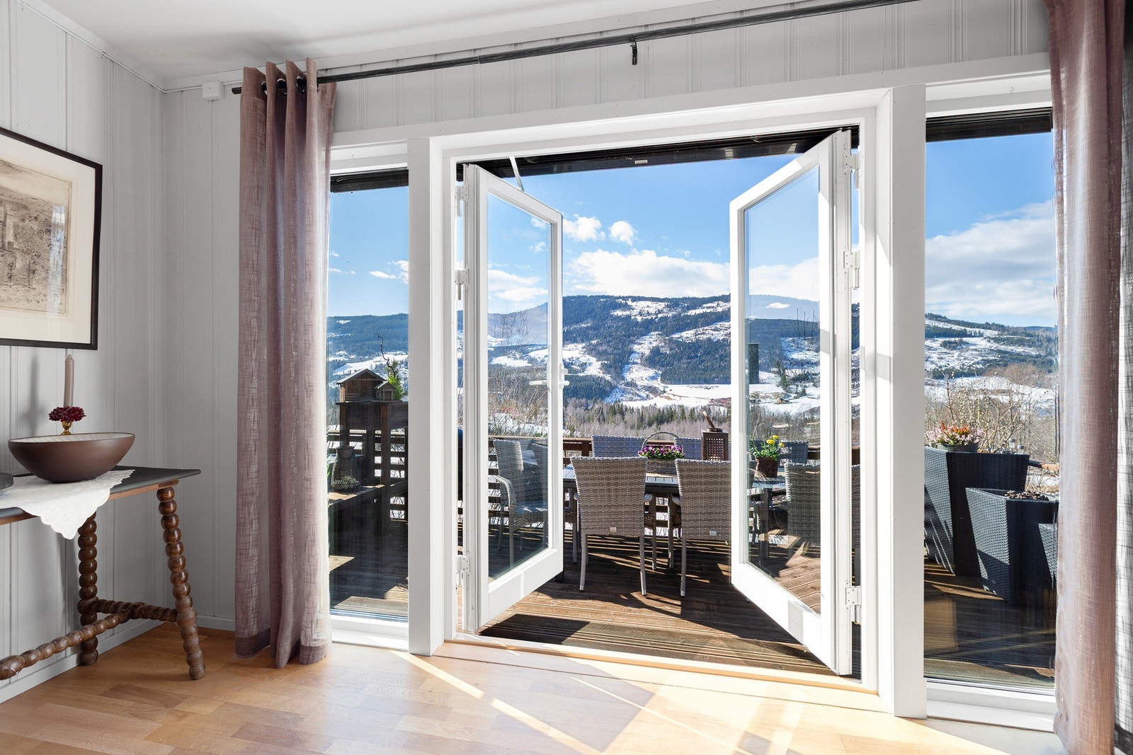 Fra stuen er det utgang til et flott uteareal Galleribilde