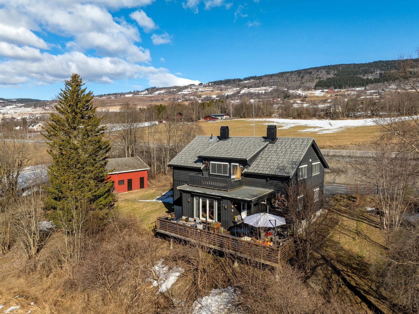 Solrik nyere veranda med flott utsikt Galleribilde
