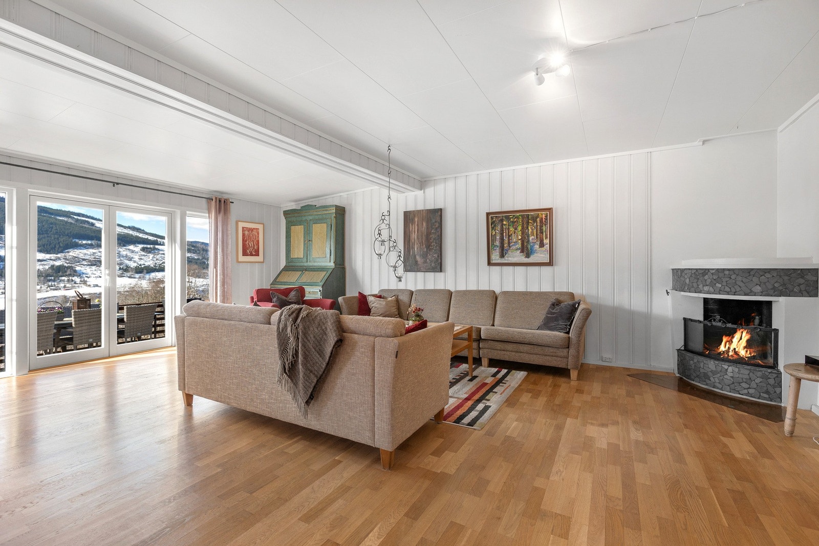 Romslig stue med gode møbleringsmuligheter Galleribilde