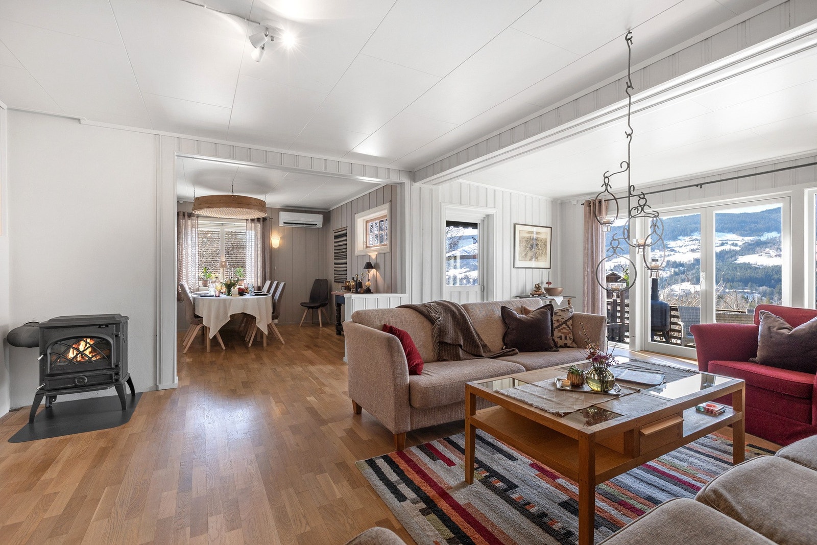 Åpen løsning mellom stue og spisestuedel Galleribilde