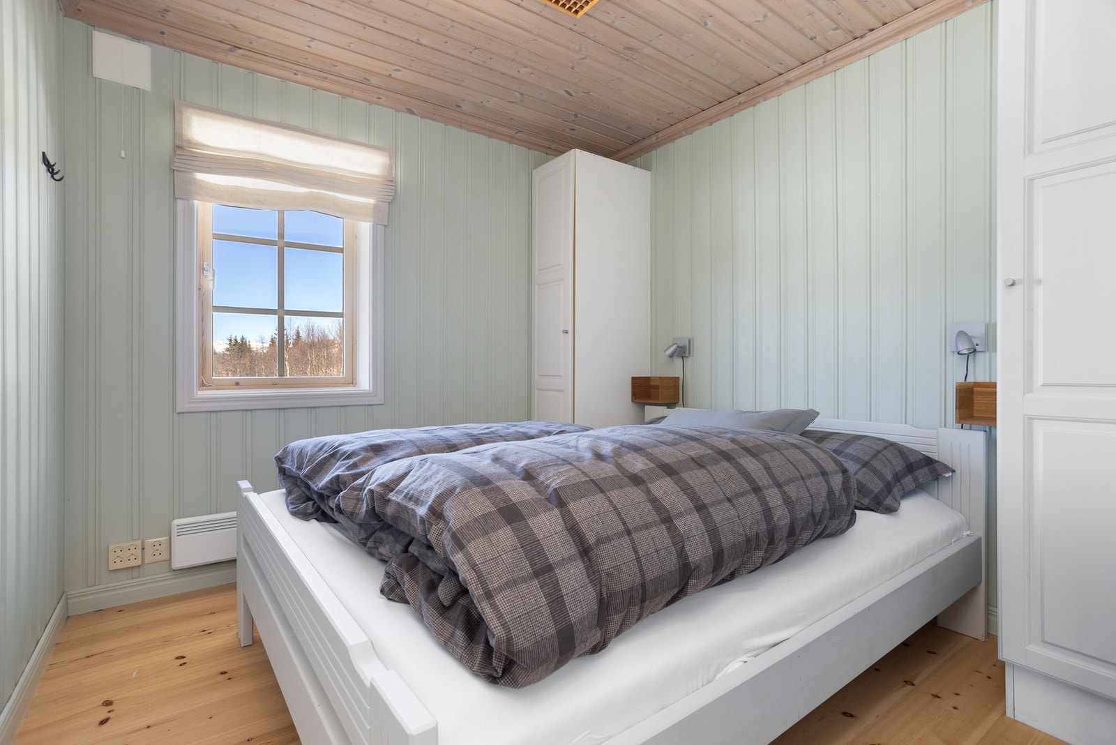 Leiligheten har 3 soverom. Her er hovedsoverom innredet med dobbeltseng og garderobeskap Galleribilde