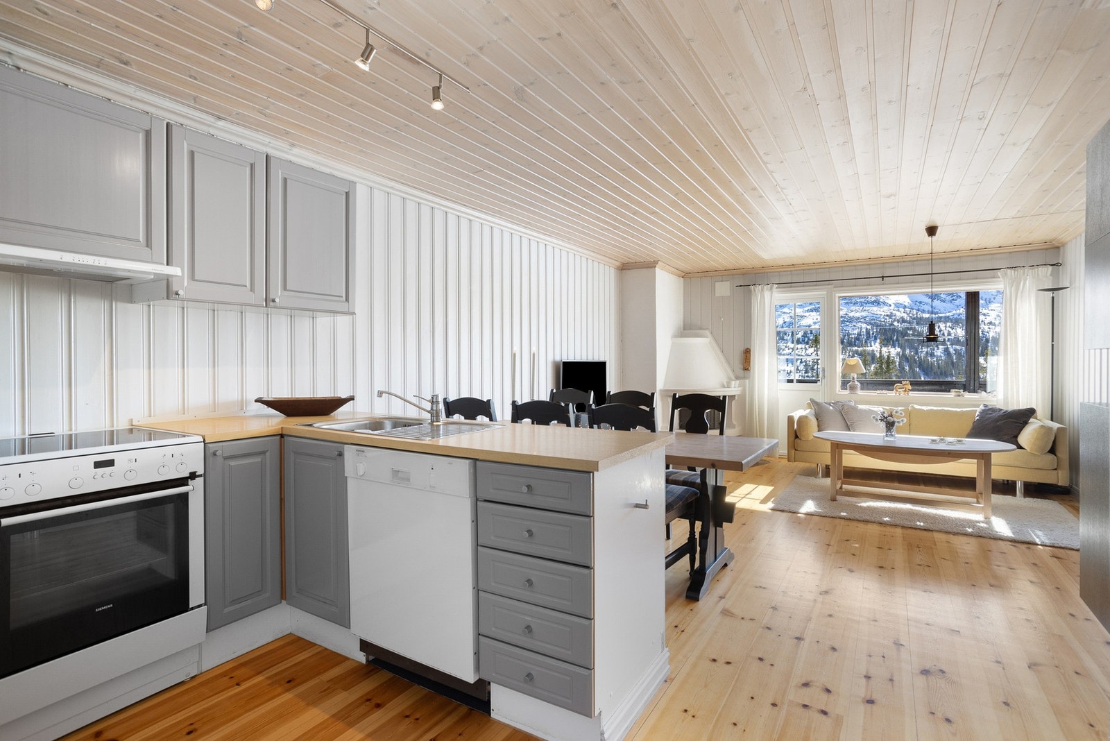 Kjøkken og stue i åpen løsning. Galleribilde