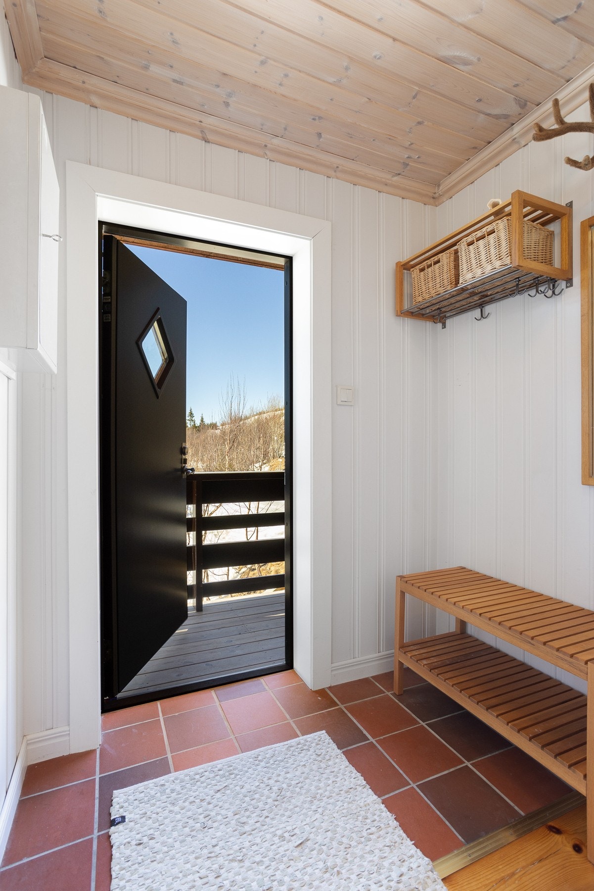 Hyggelig entré, med god plass til å henge fra seg yttertøy og sette fra seg sko Galleribilde