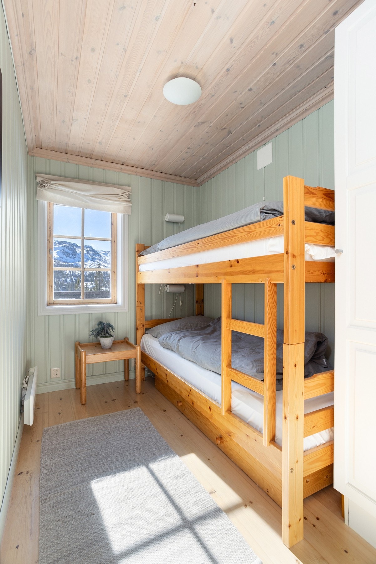 Soverom III innredet med køyeseng og garderobeskap Galleribilde