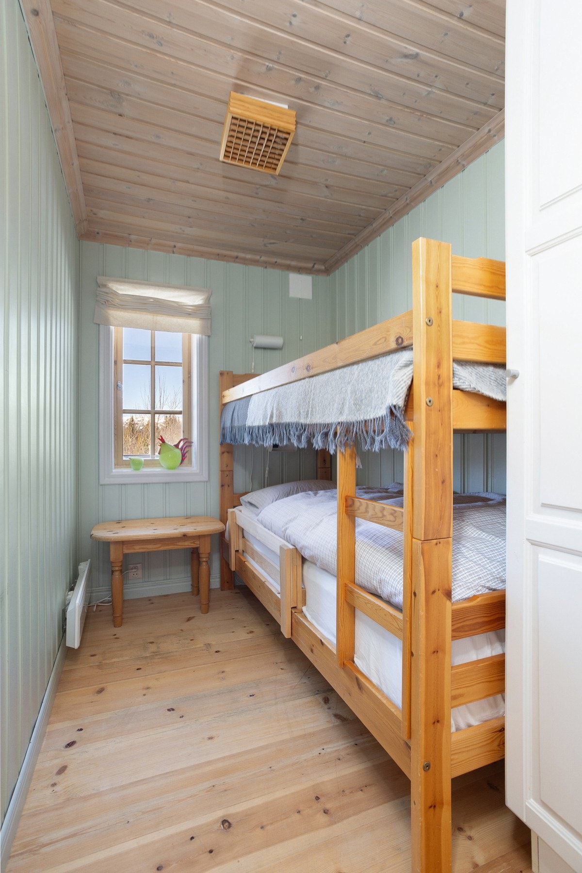 Soverom II innredet med køyeseng og garderobeskap Galleribilde