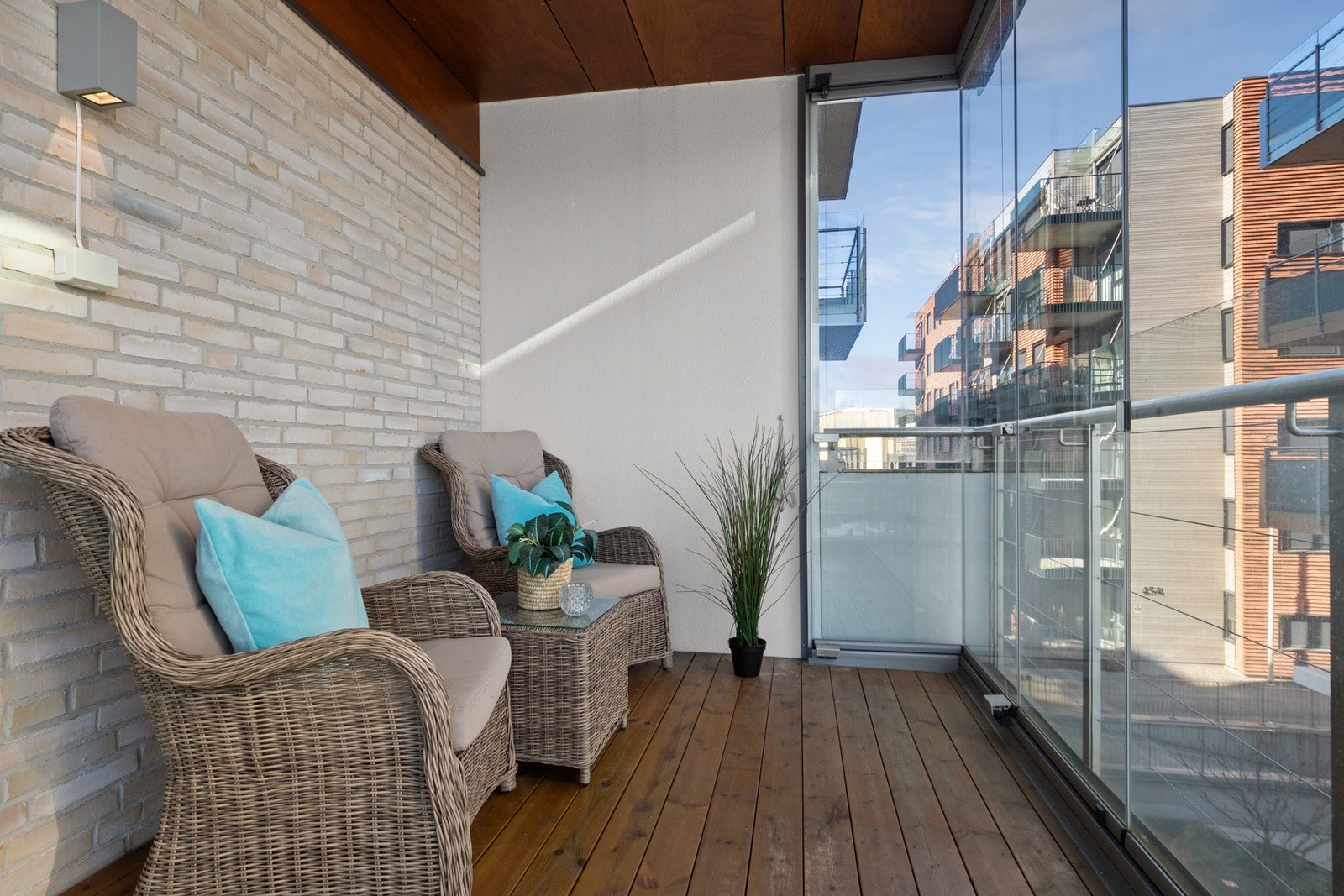 Innglassingen gjør uteplassen lun og godt egnet for utendørs måltider. Galleribilde