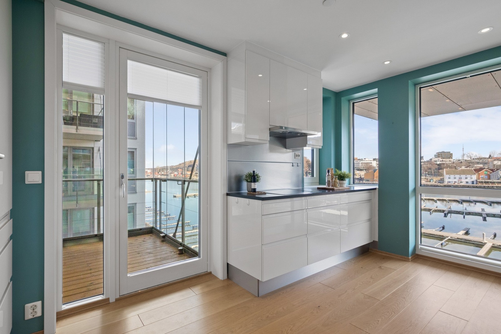 Fra kjøkkenet er det utgang til en innglasset balkong. Galleribilde