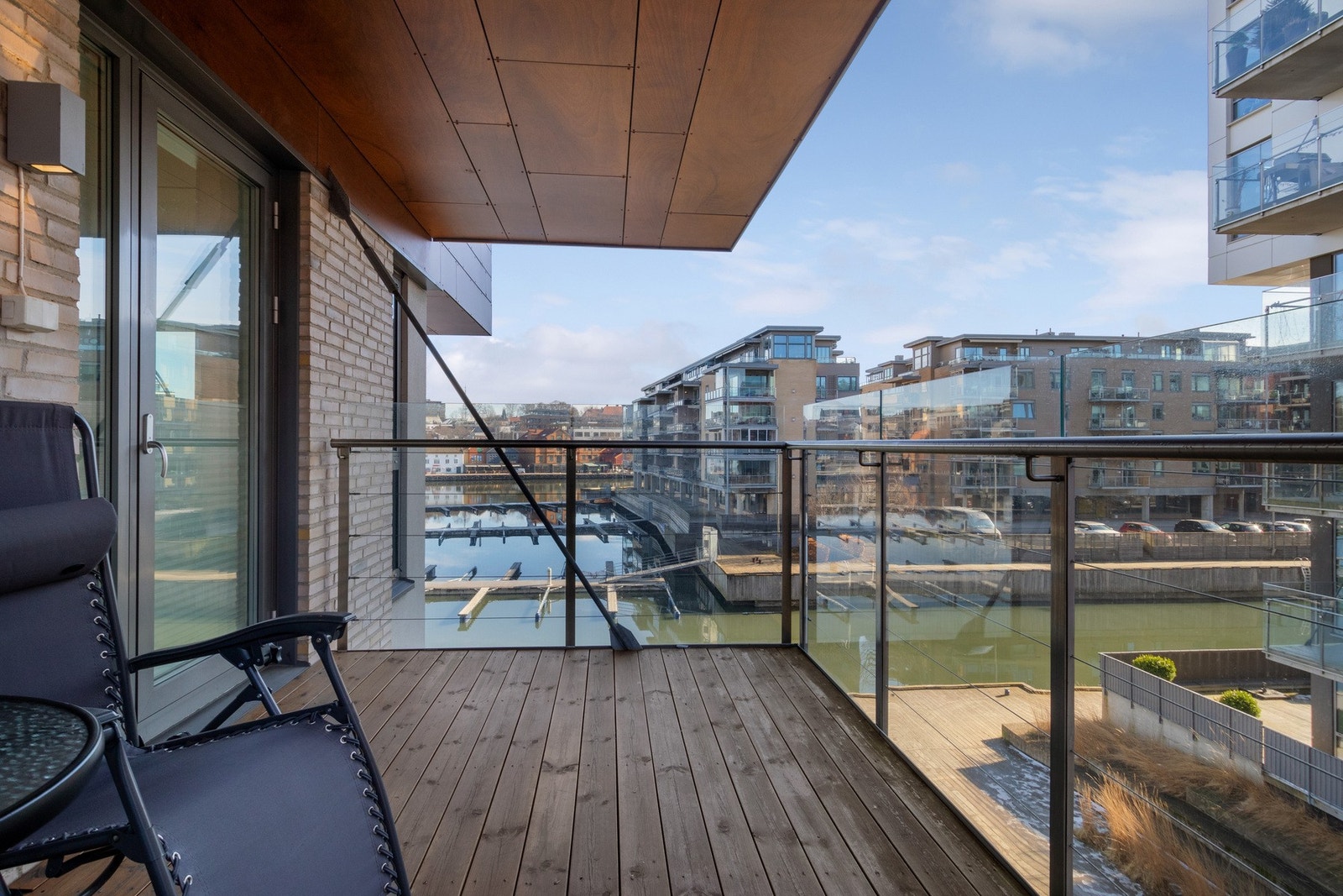 Den sydvendte balkongen har glassrekkverk som gir fri sikt til sjøen og upåklagelige solforhold. Galleribilde