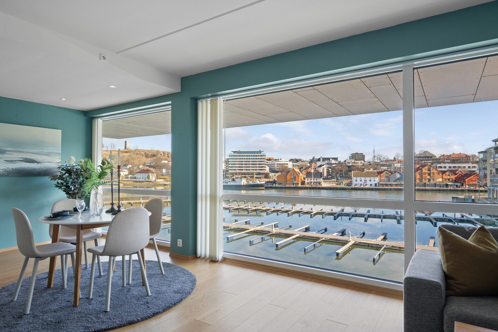 Vinduene er utstyrt med lamellgardiner og veggene er malt i en sjøgrønn farge som passer til omgivelsene. Galleribilde