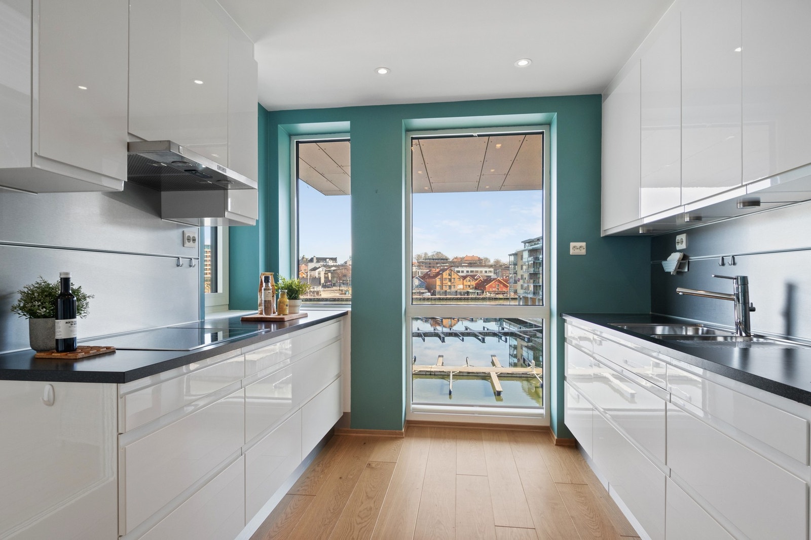 Kjøkkenet ligger tilbaketrukket og skjermet, men i åpen løsning til stuen. Galleribilde