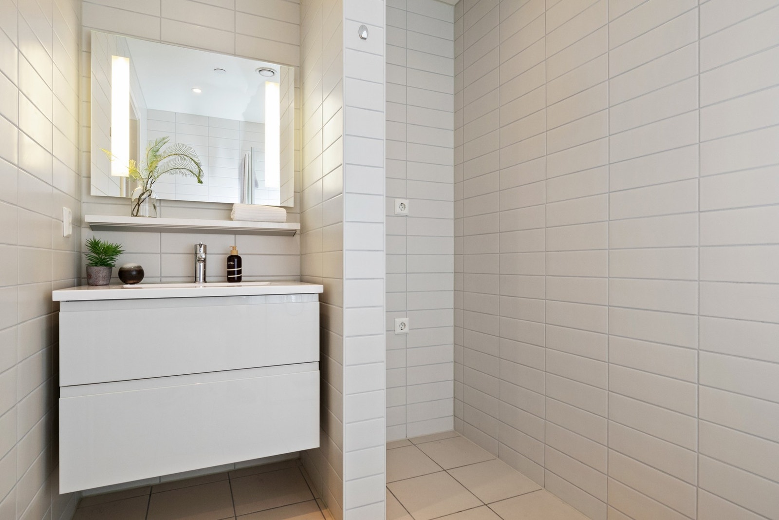 Det ene badet ligger i suiteløsning med hovedsoverommet og har opplegg for vaskemaskin og tørketrommel i søyleløsning. Galleribilde