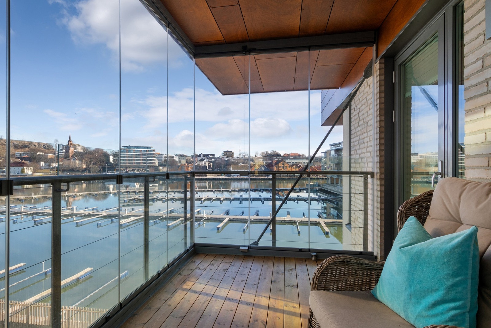 Fra innglasset balkong mot nord og overbygd balkong mot syd, kan man nyte varme sommerdager og fantastisk utsikt til kanalen, innseilingen, brygga og Slottsfjellet. Galleribilde