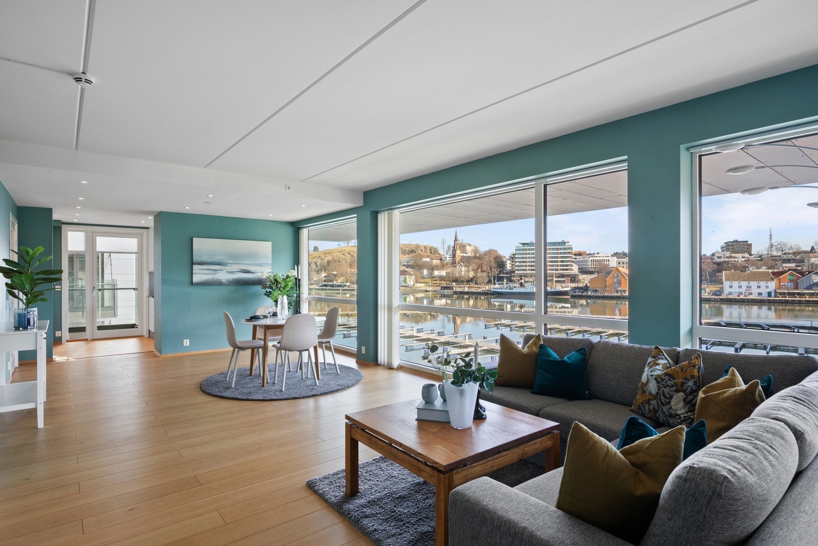 Stuen har åpen løsning til et tilbaketrukket kjøkken, samt god plass til både tv-lounge og spiseplass. Galleribilde