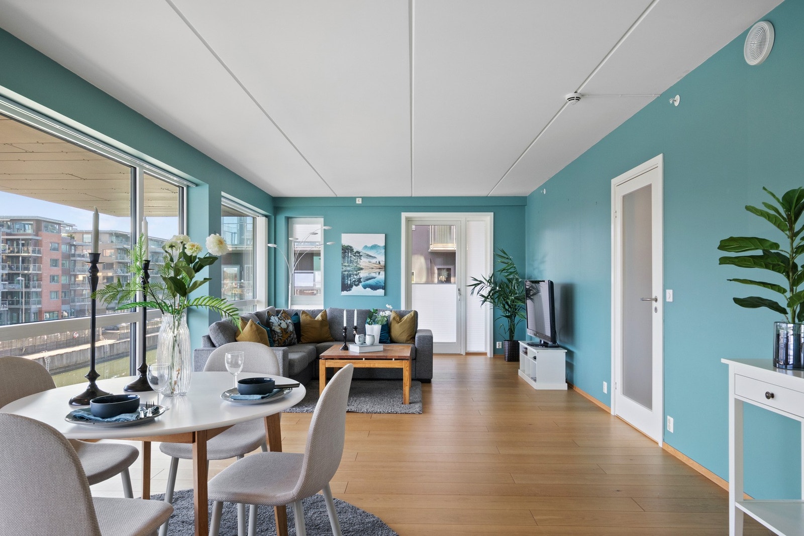 Fra stuen er det utgang til en overbygd balkong mot syd. Galleribilde