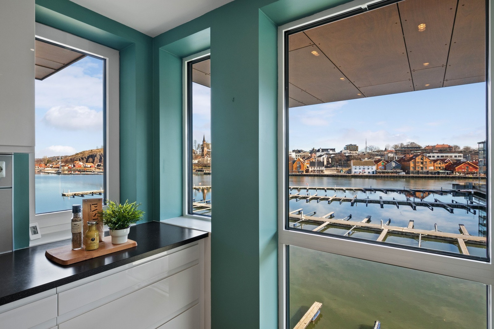 Store vinduer fra gulv til tak gir en ekstra lys og luftig arbeidssone med nydelig sjøutsikt. Galleribilde