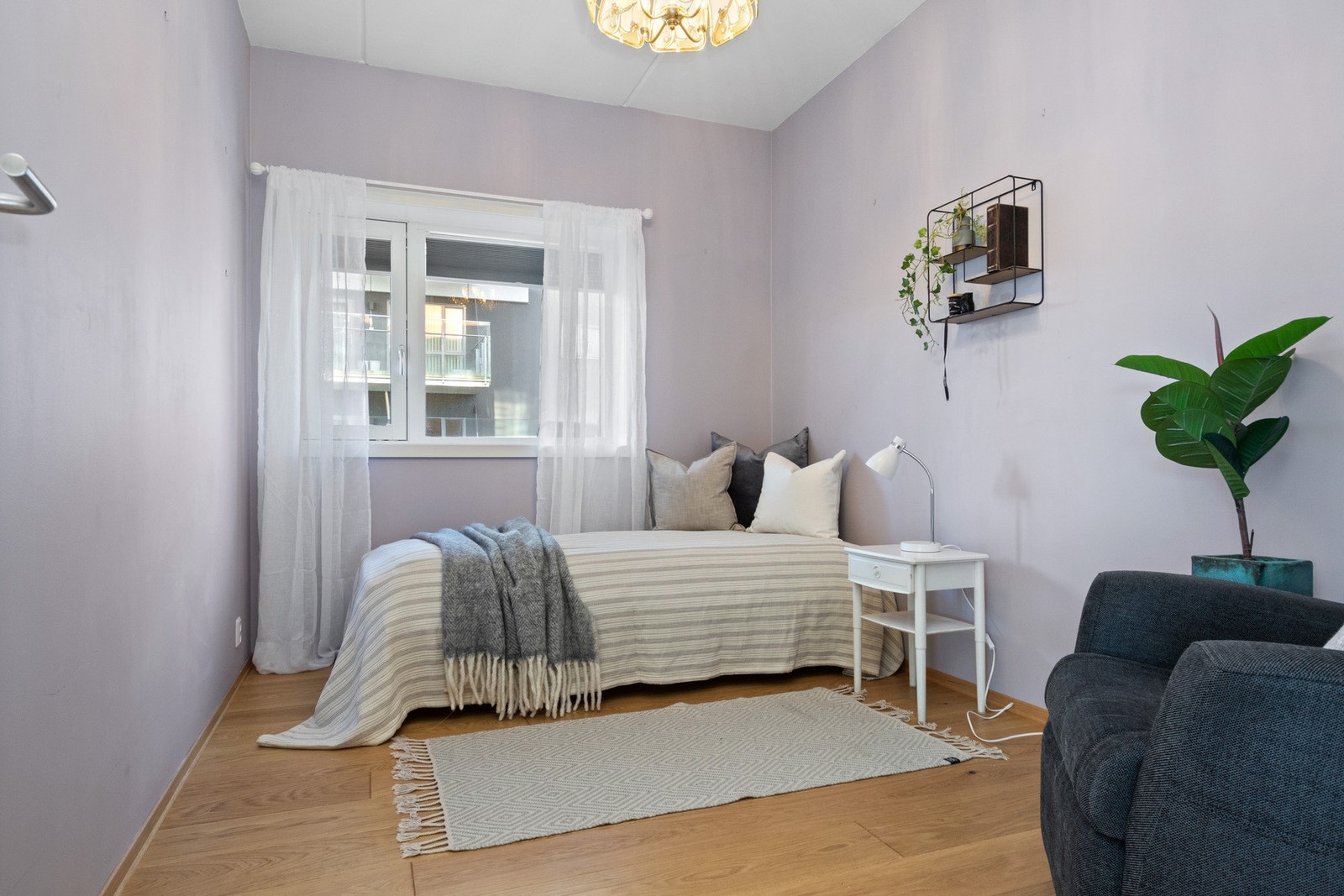 Leiligheten har to romslige soverom, plassert i en egen fløy med to bad og adkomst fra en liten mellomgang. Galleribilde