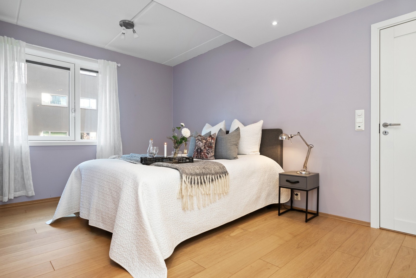 Hovedsoverommet ligger i en behagelig suiteløsning med det største badet og er innredet med en stor skyvedørsgarderobe langs den innerste veggen og noen downlights i taket. Galleribilde