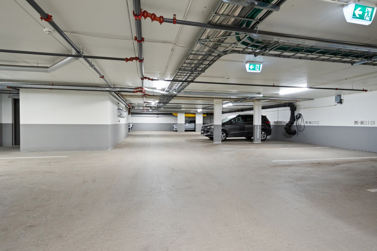 Det medfølger parkeringsplass i felles garasjekjeller. Garasjeplassen har strømuttak tilknyttet leilighetens strømmåler, så det er mulig med elbillader. Galleribilde