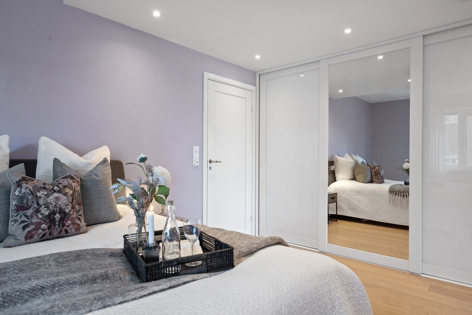 Garderoben har to hvite glassfronter og én speilfront. Galleribilde