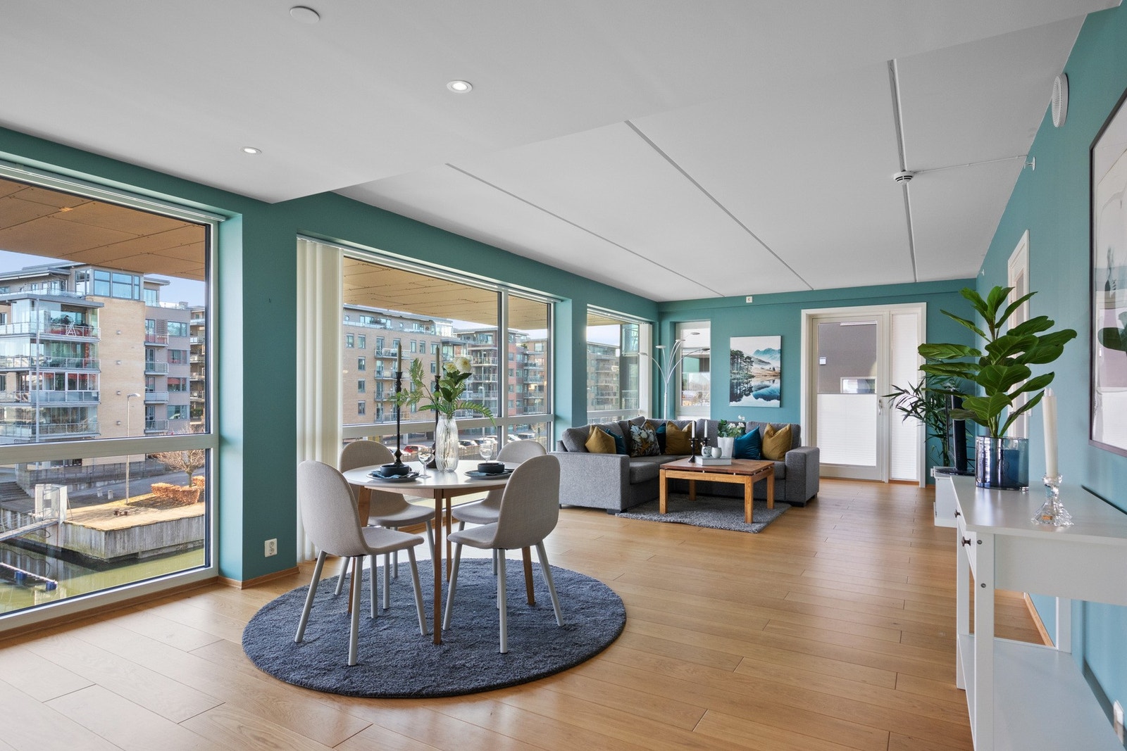 Det er listefri himling og enstavs parkettgulv med vannbåren gulvvarme. Galleribilde