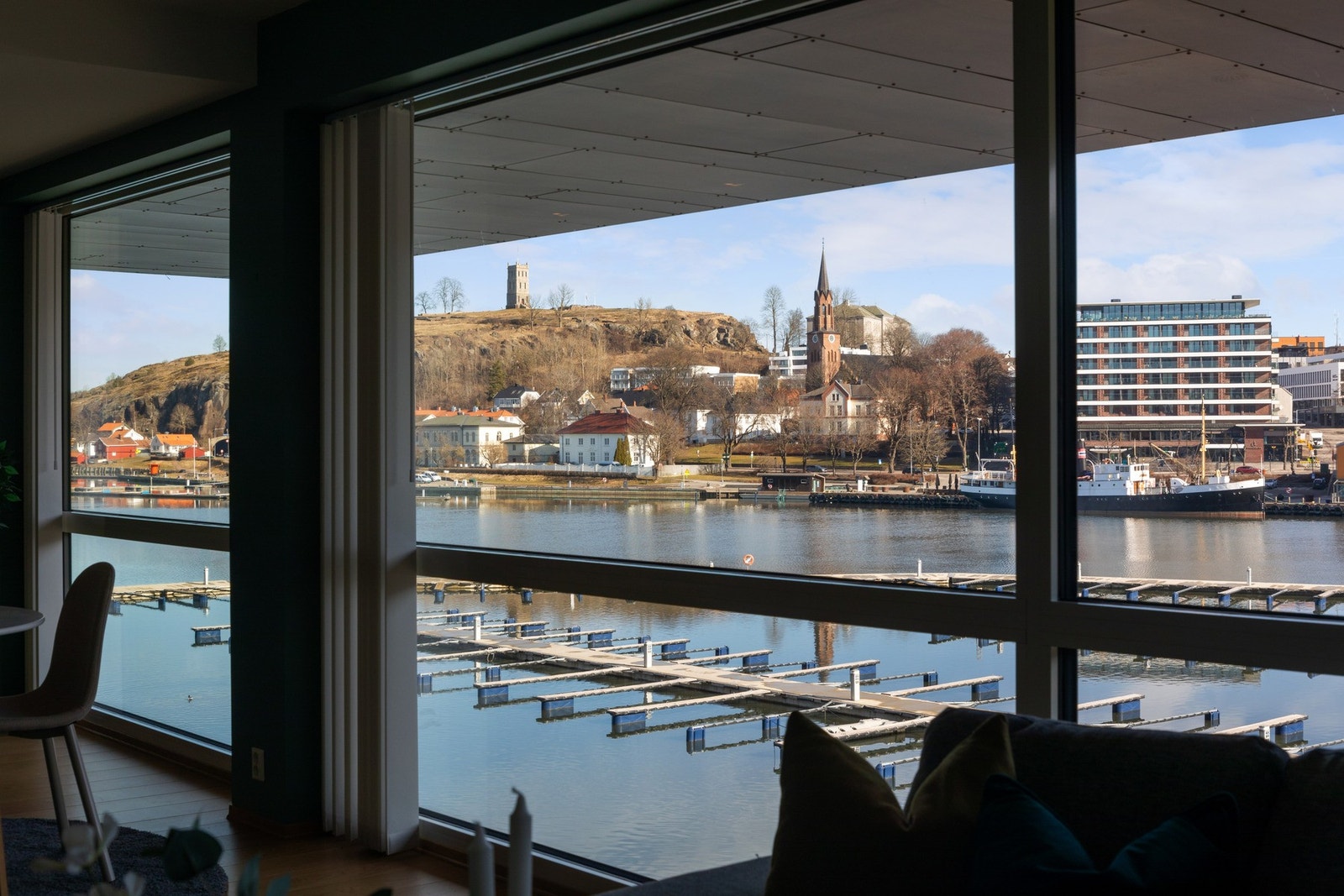 Stuen har en tilnærmet heldekkende vindusflate mot kanalen. Galleribilde